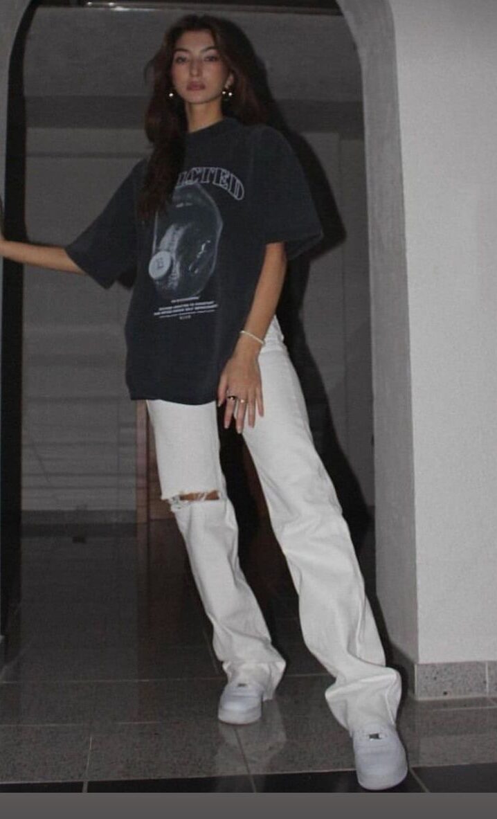 Рваные джинсы — одежда на лето 2023