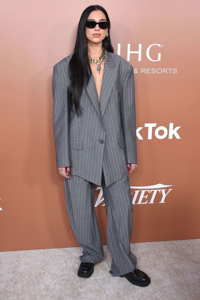 Жакет в тонкую полоску — одежда на лето 2023