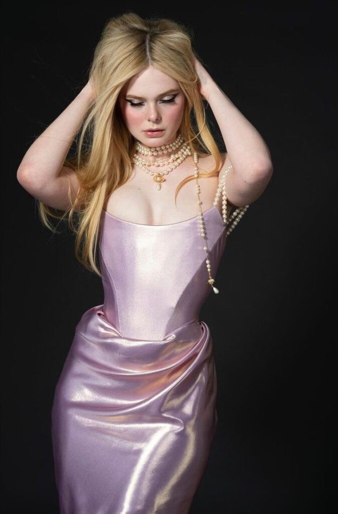 Эль Фэннинг в корсете