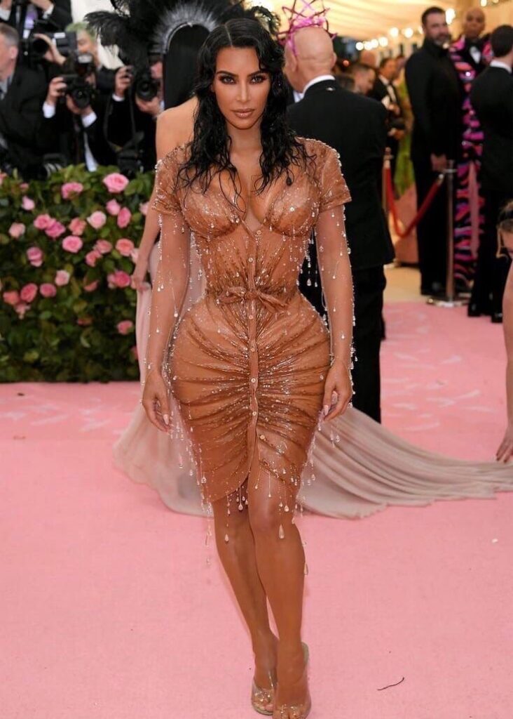 Ким Кардашьян в корсете