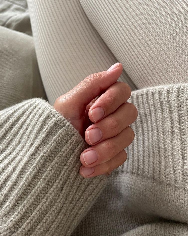 Тренд на натуральность: японский маникюр, латте-макияж, окрашивание волос в 2023 году