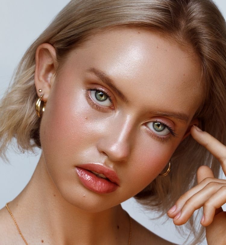 Тренд на натуральность: японский маникюр, латте-макияж, окрашивание волос в 2023 году