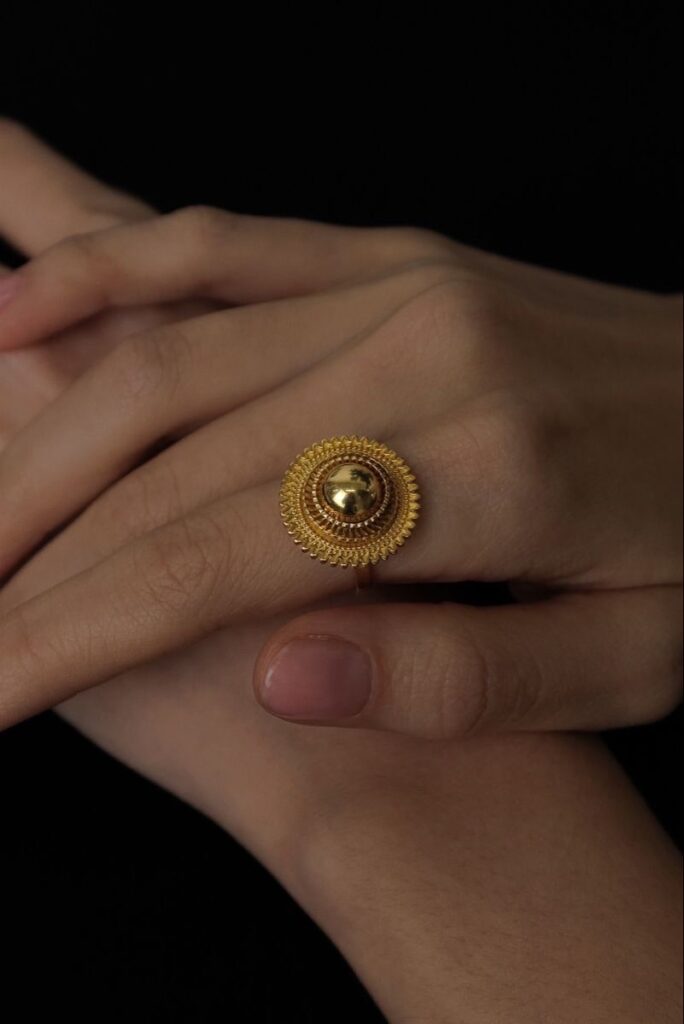 Офисные образы в стиле light-academia: как собрать женственный деловой наряд