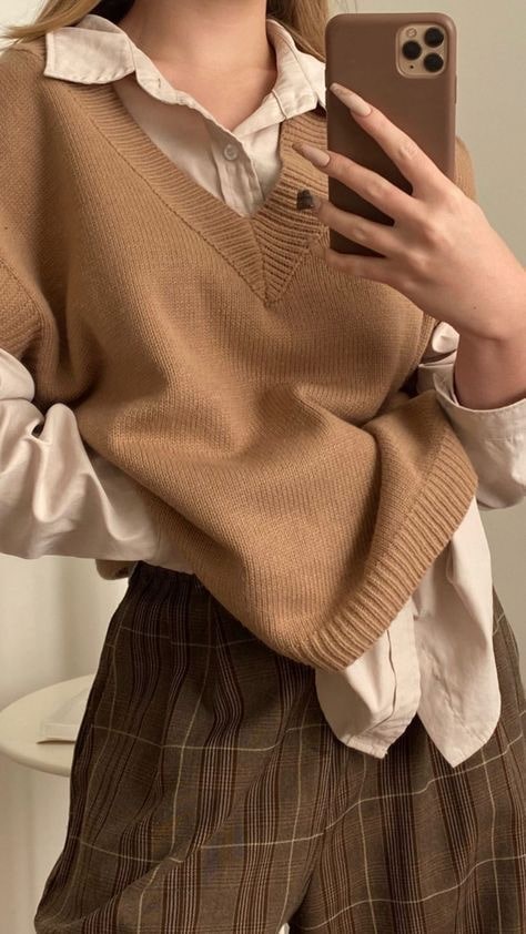 Офисные образы в стиле light-academia: как собрать женственный деловой наряд