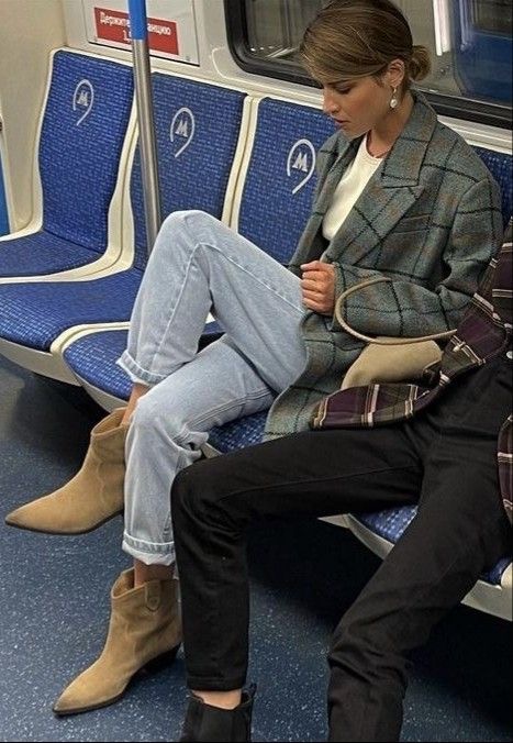 Стильная инвестиция – с чем носить казаки осенью 2023