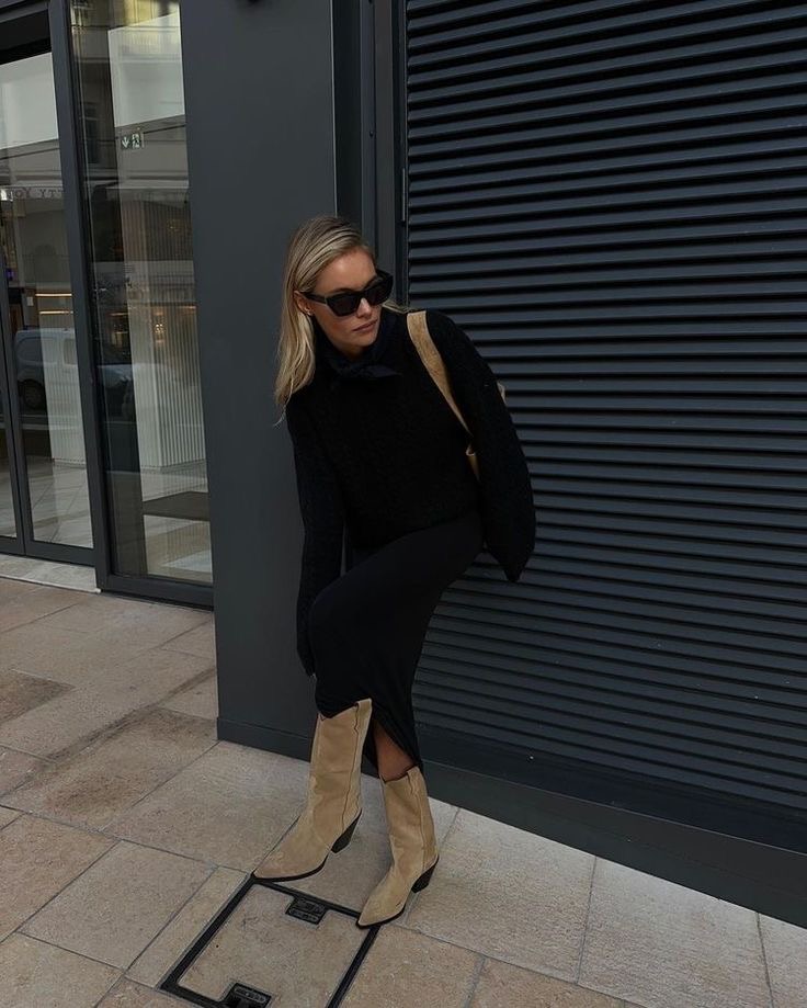 Стильная инвестиция – с чем носить казаки осенью 2023