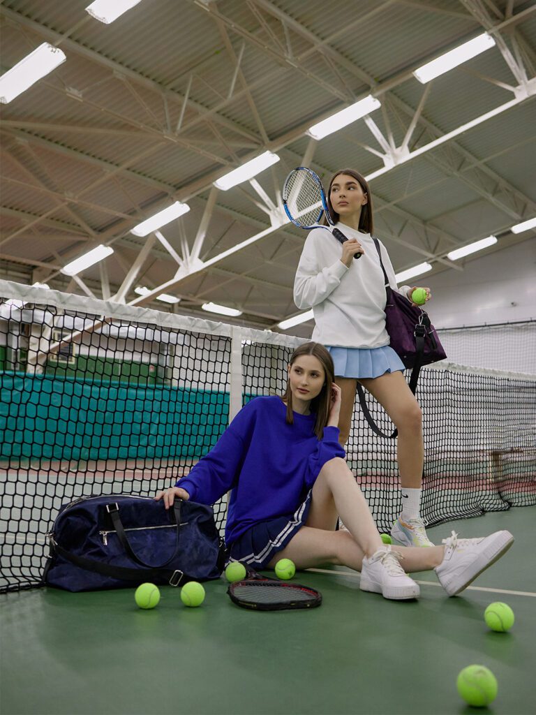 девушки играют в теннис
