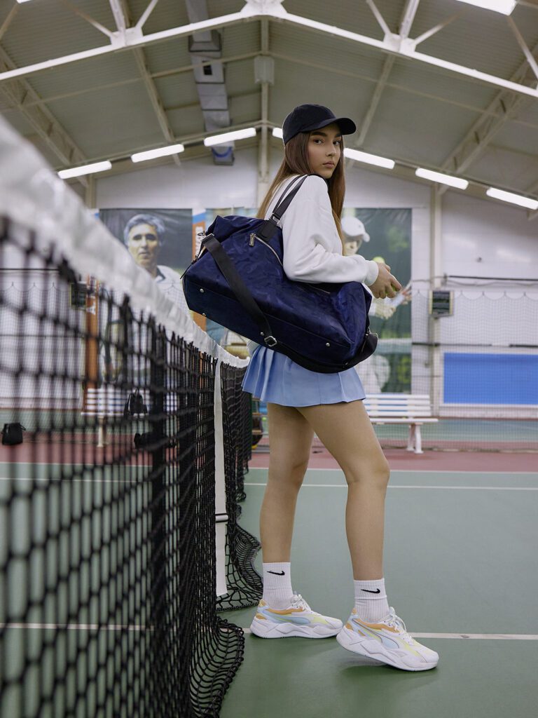девушка со спортивной сумкой