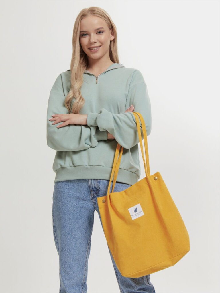 девушка с желтой сумкой