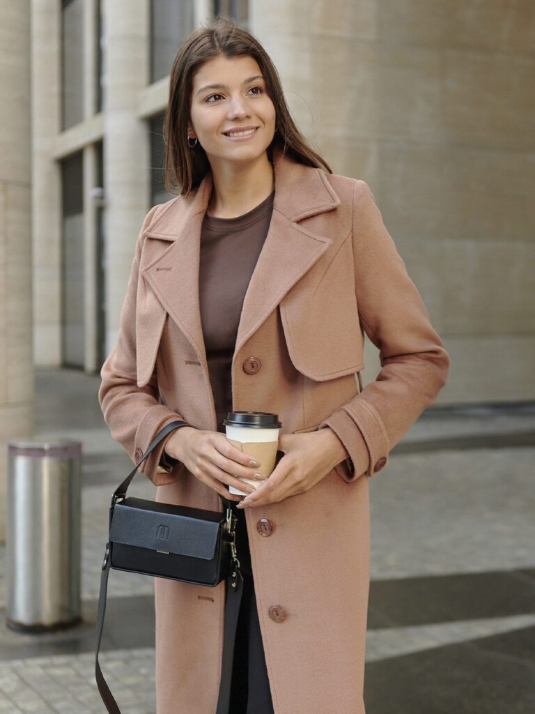 девушка в коричневом пальто с сумкой