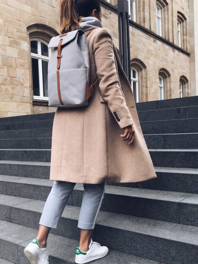 девушка в пальто с рюкзаком