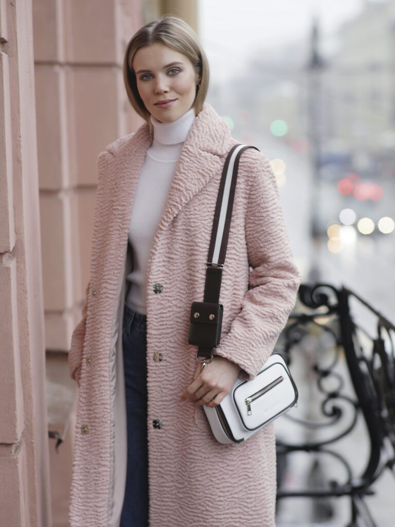 девушка в розовом пальто с сумкой