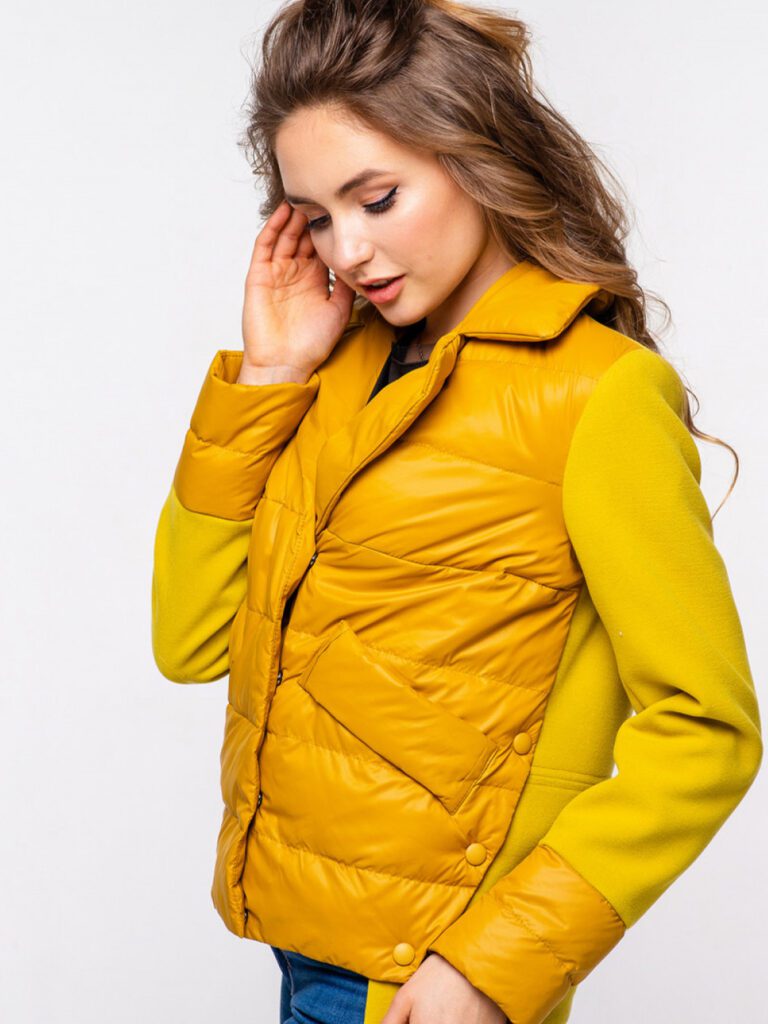 девушка в желтой куртке