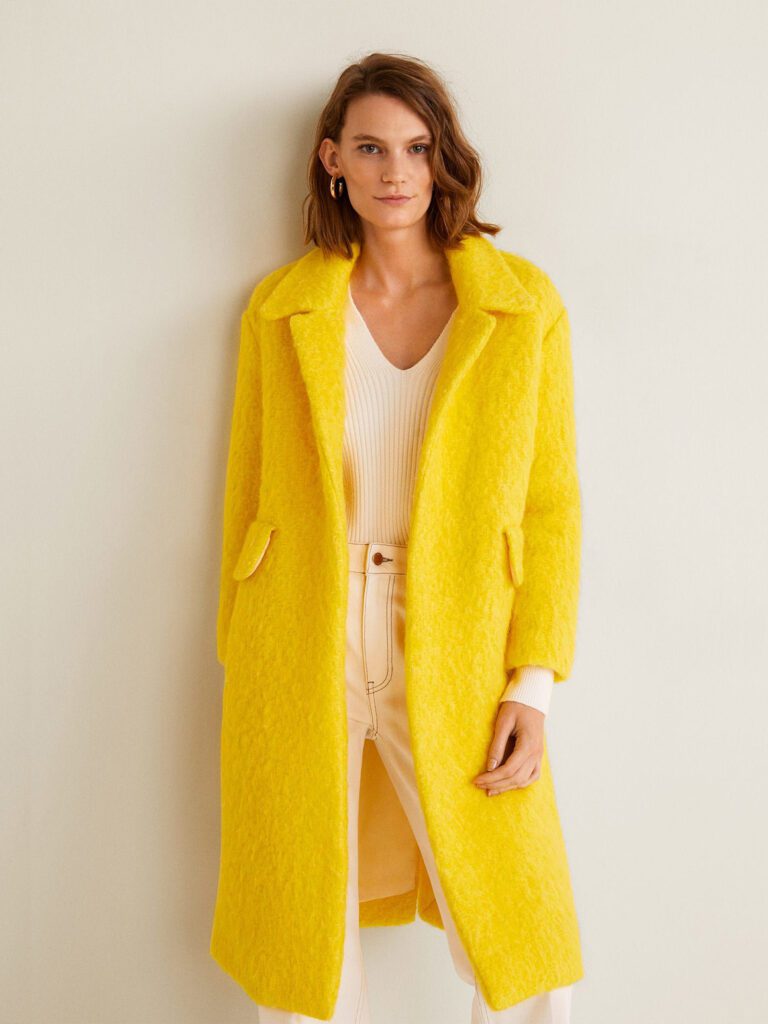 девушка в желтом пальто