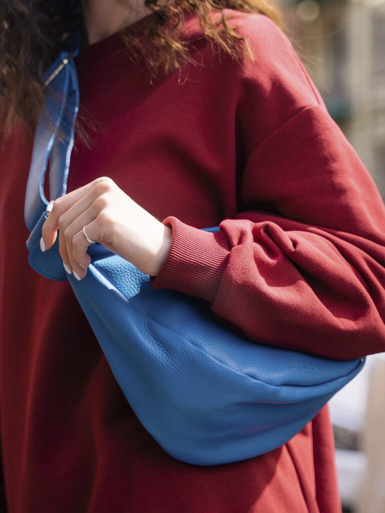 голубая сумка