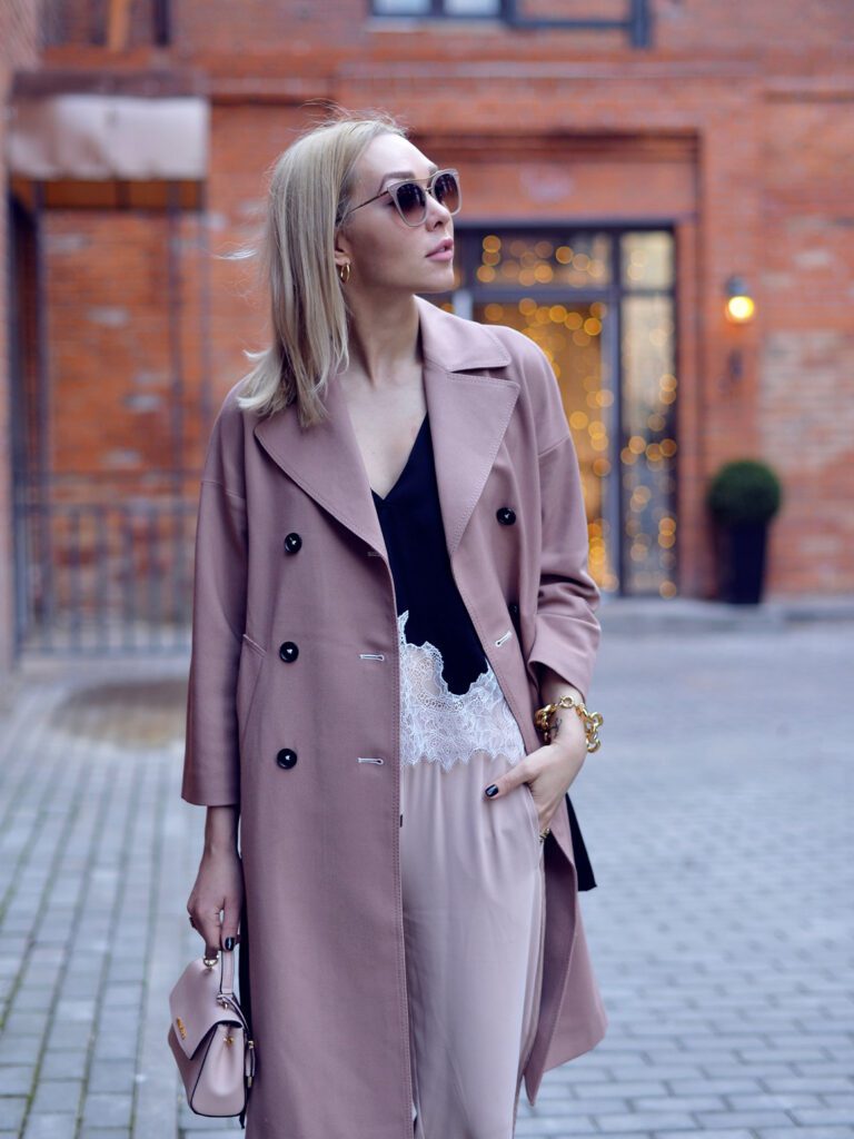 девушка в розовом пальто