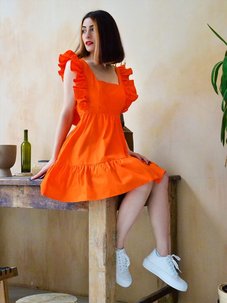 девушка в оранжевом платье