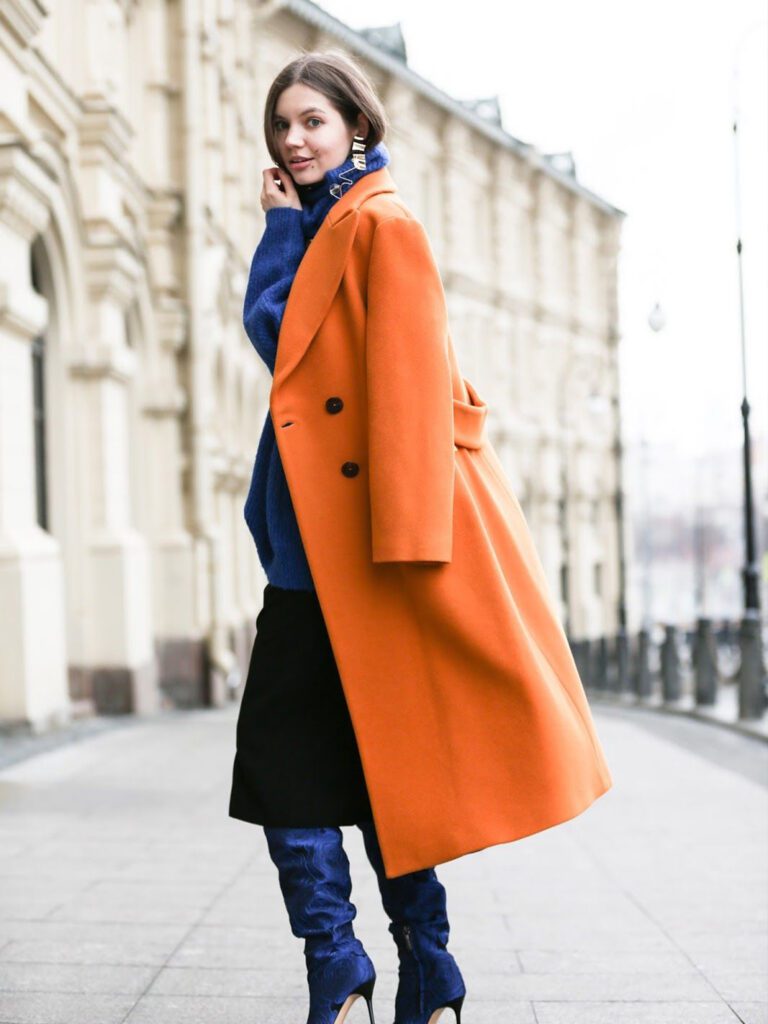 девушка в оранжевом пальто