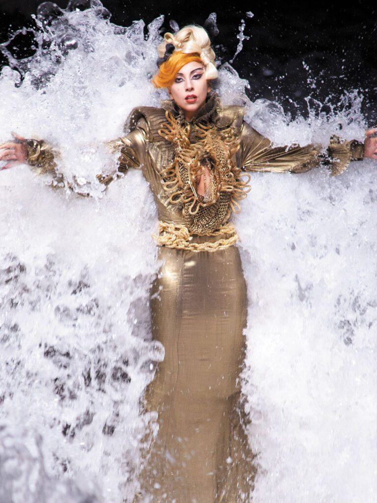Леди Гага в золотом платье