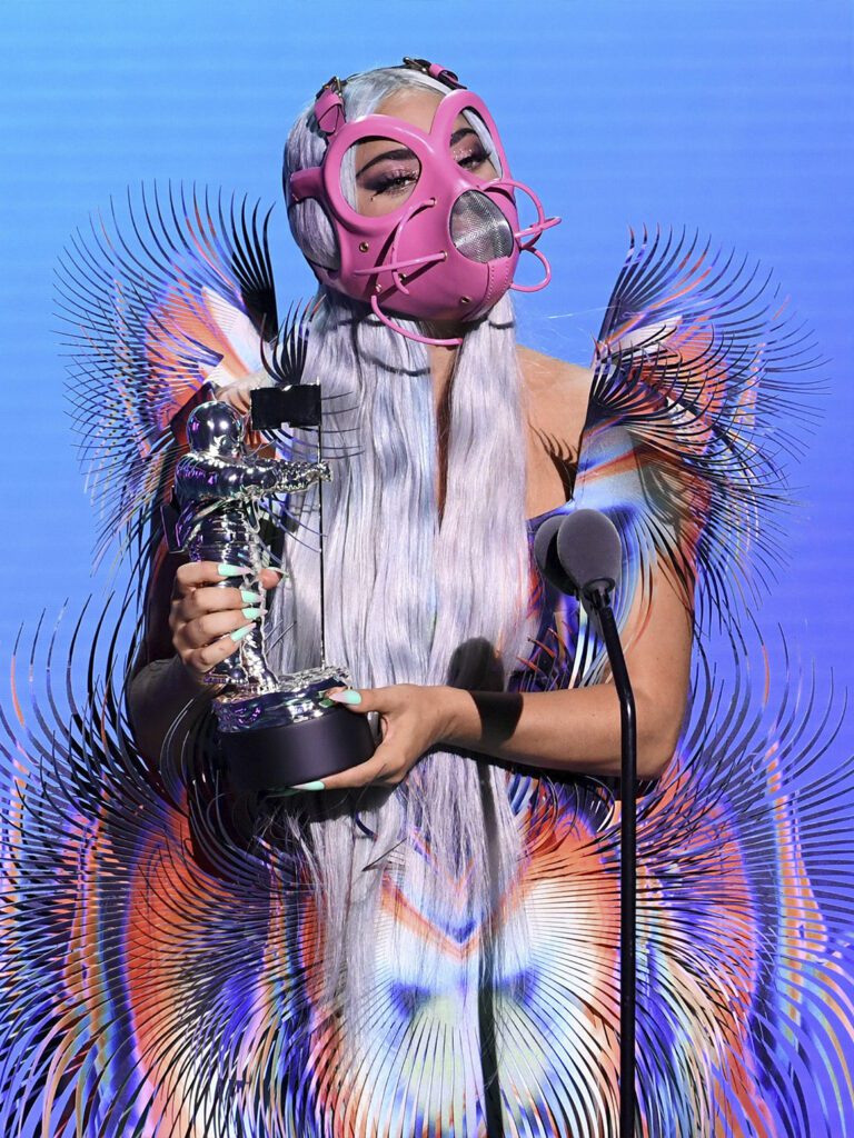 Леди Гага в космическом костюме