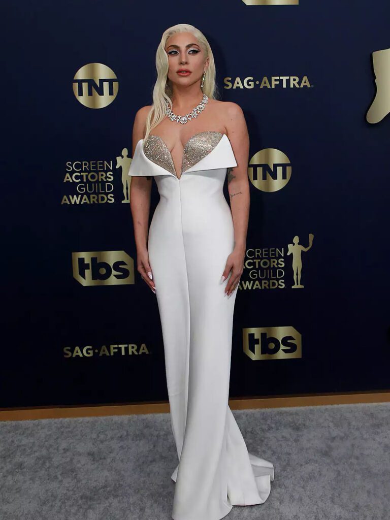 Леди Гага в белом платье