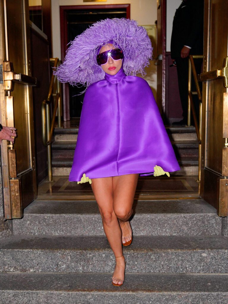 Леди Гага в фиолетовом наряде