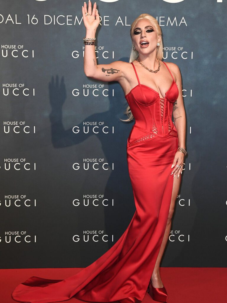 Леди Гага в красном платье