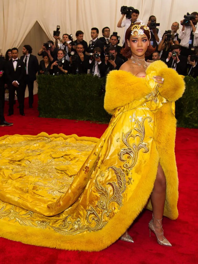 Рианна в желтом платье